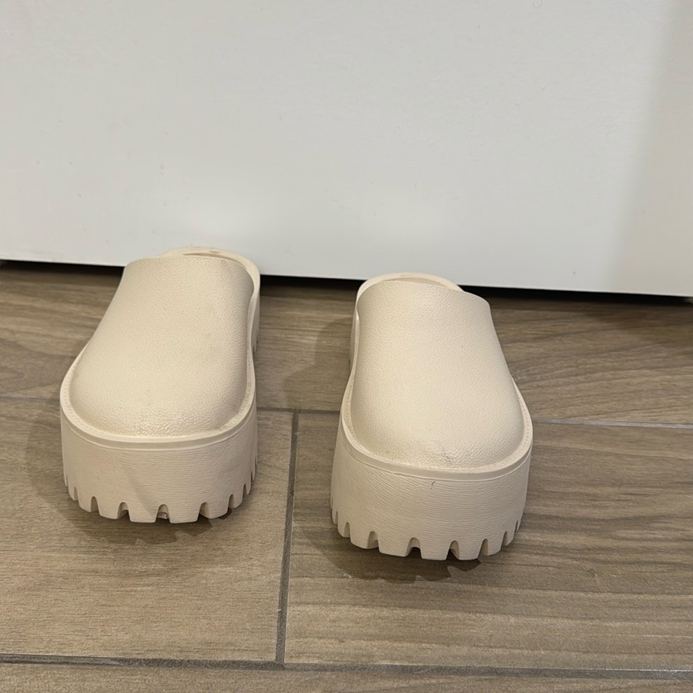 Wild and fable nude clogs